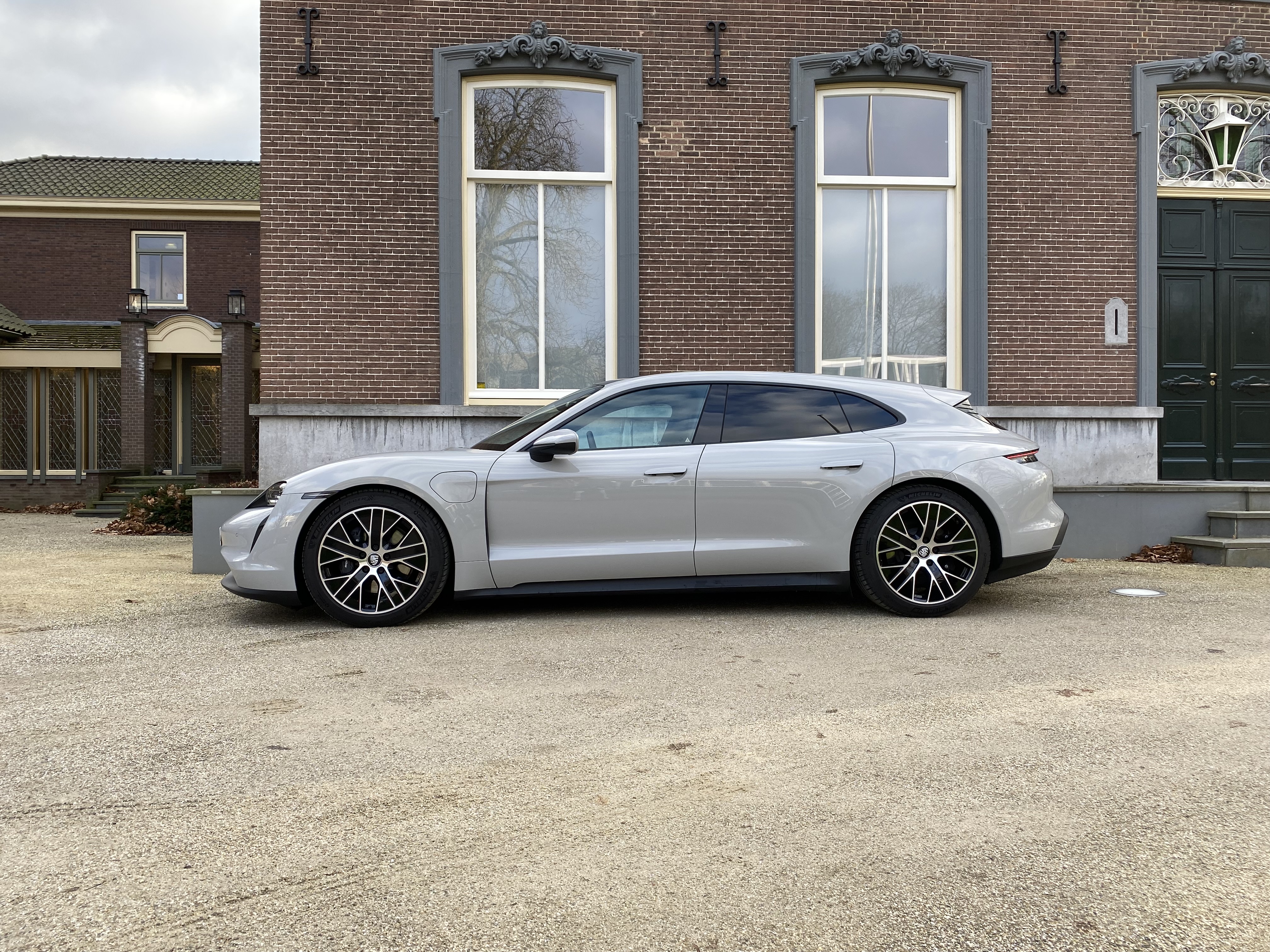 Porsche Taycan Sport Turismo foto 4