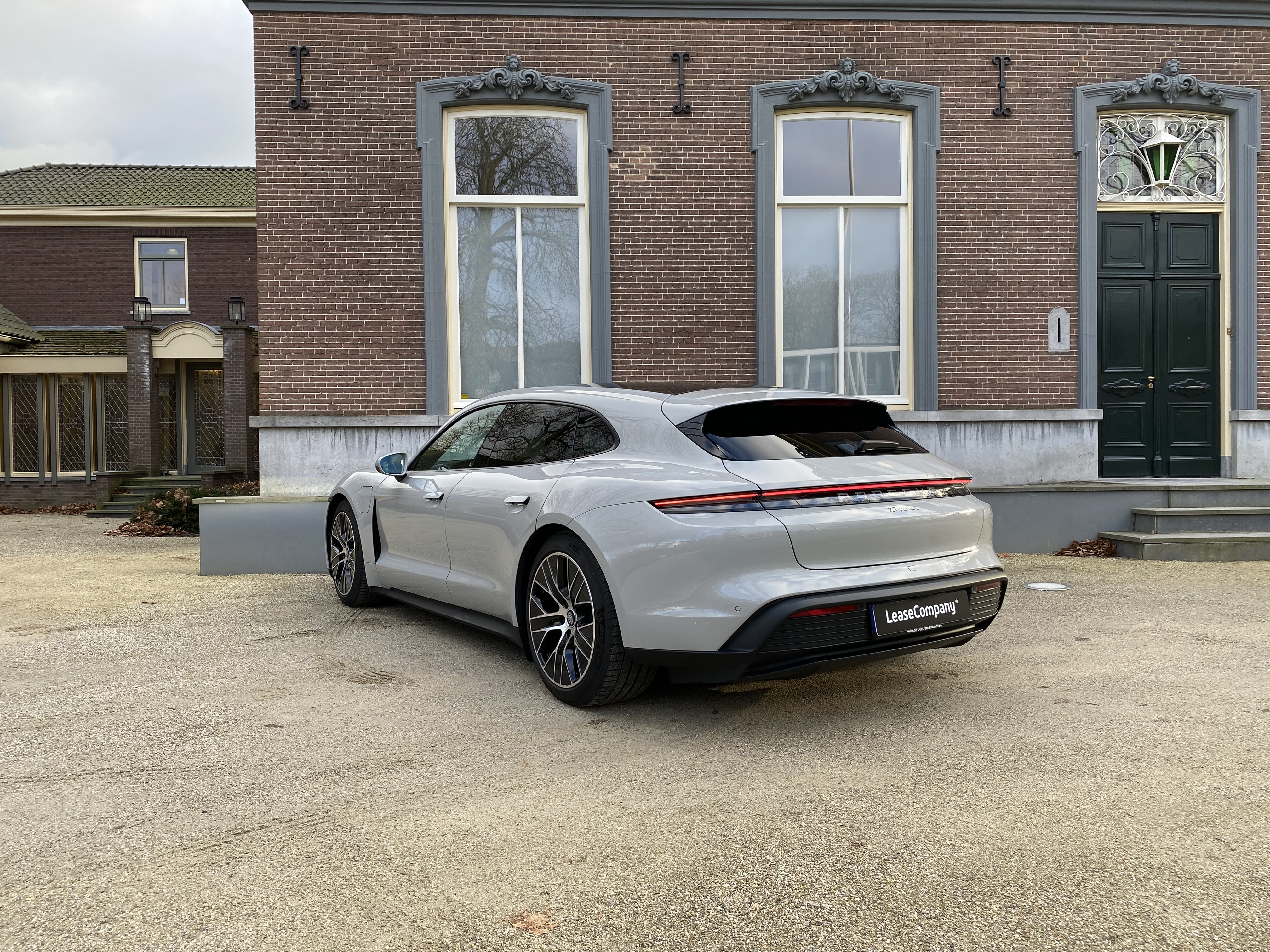 Porsche Taycan Sport Turismo foto 2