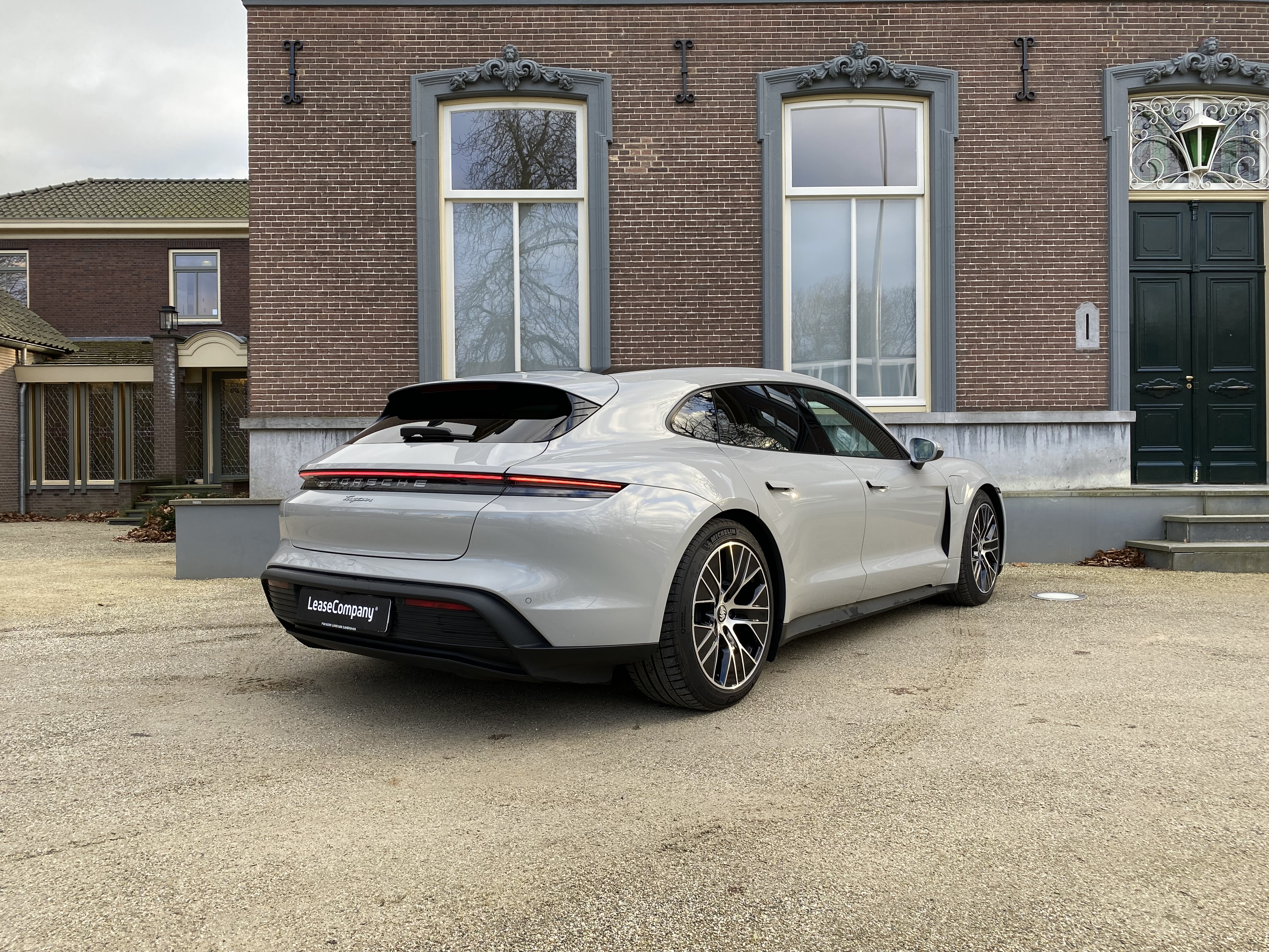 Porsche Taycan Sport Turismo foto 3