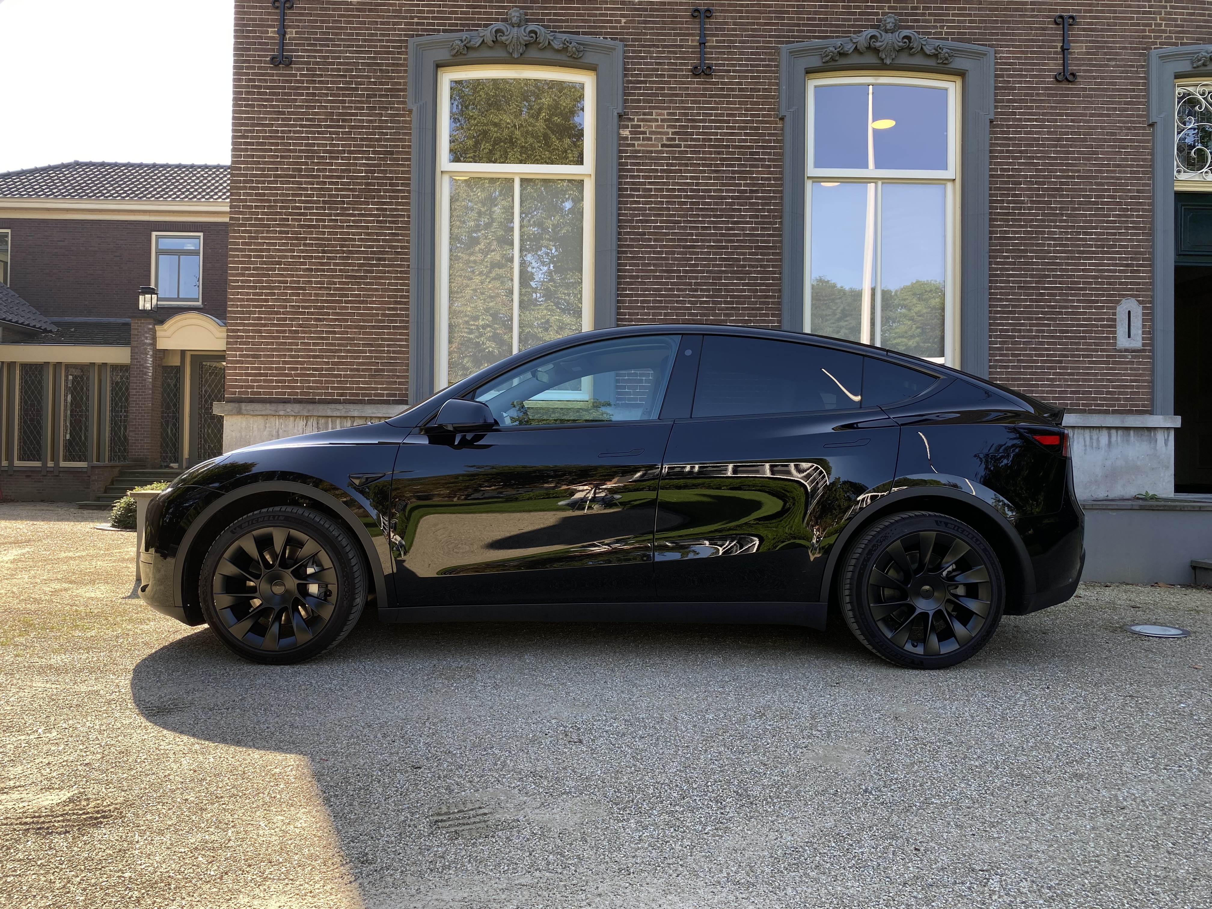 Tesla Model Y Standard Range RWD foto 5