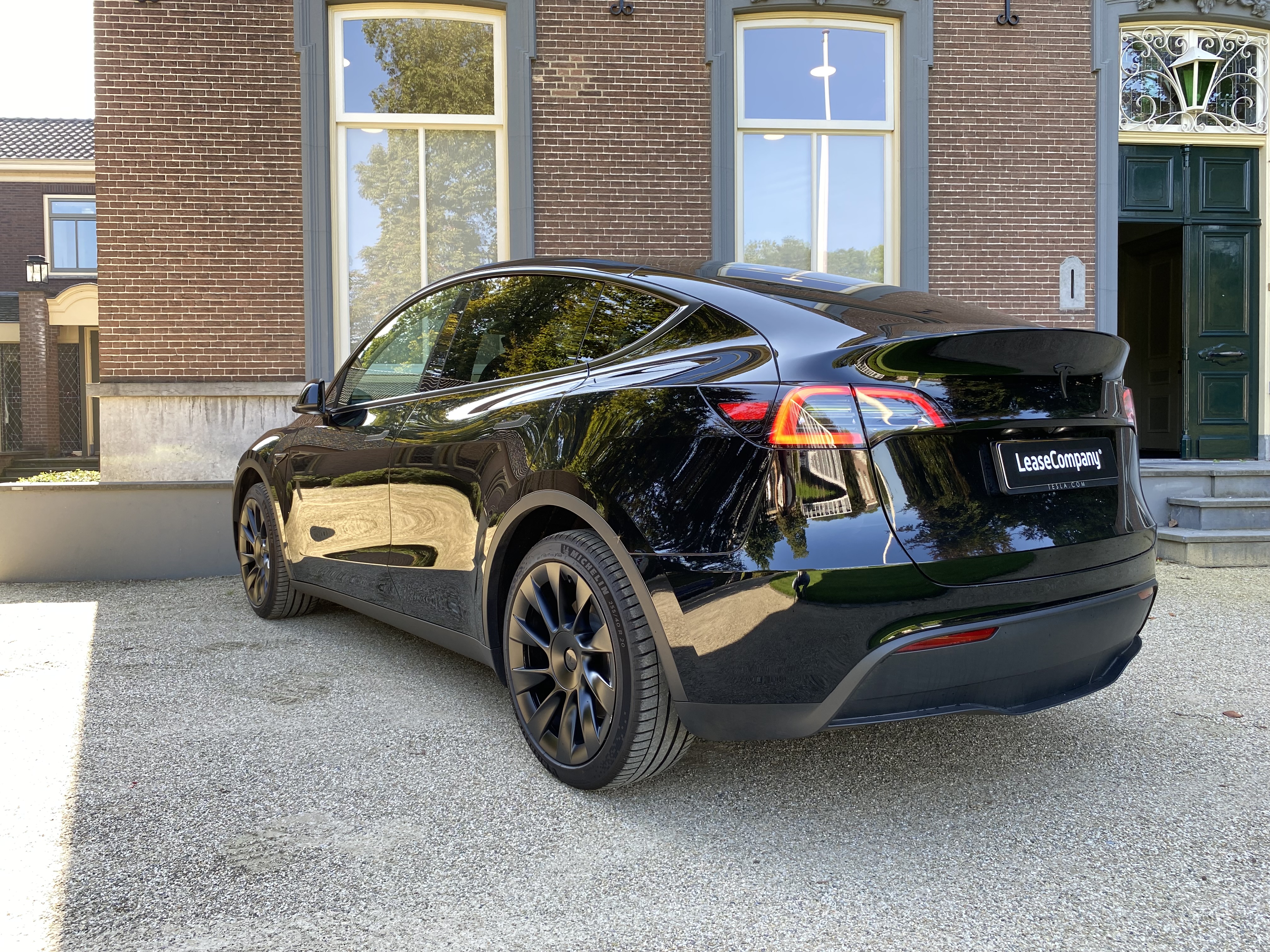 Tesla Model Y Standard Range RWD foto 3