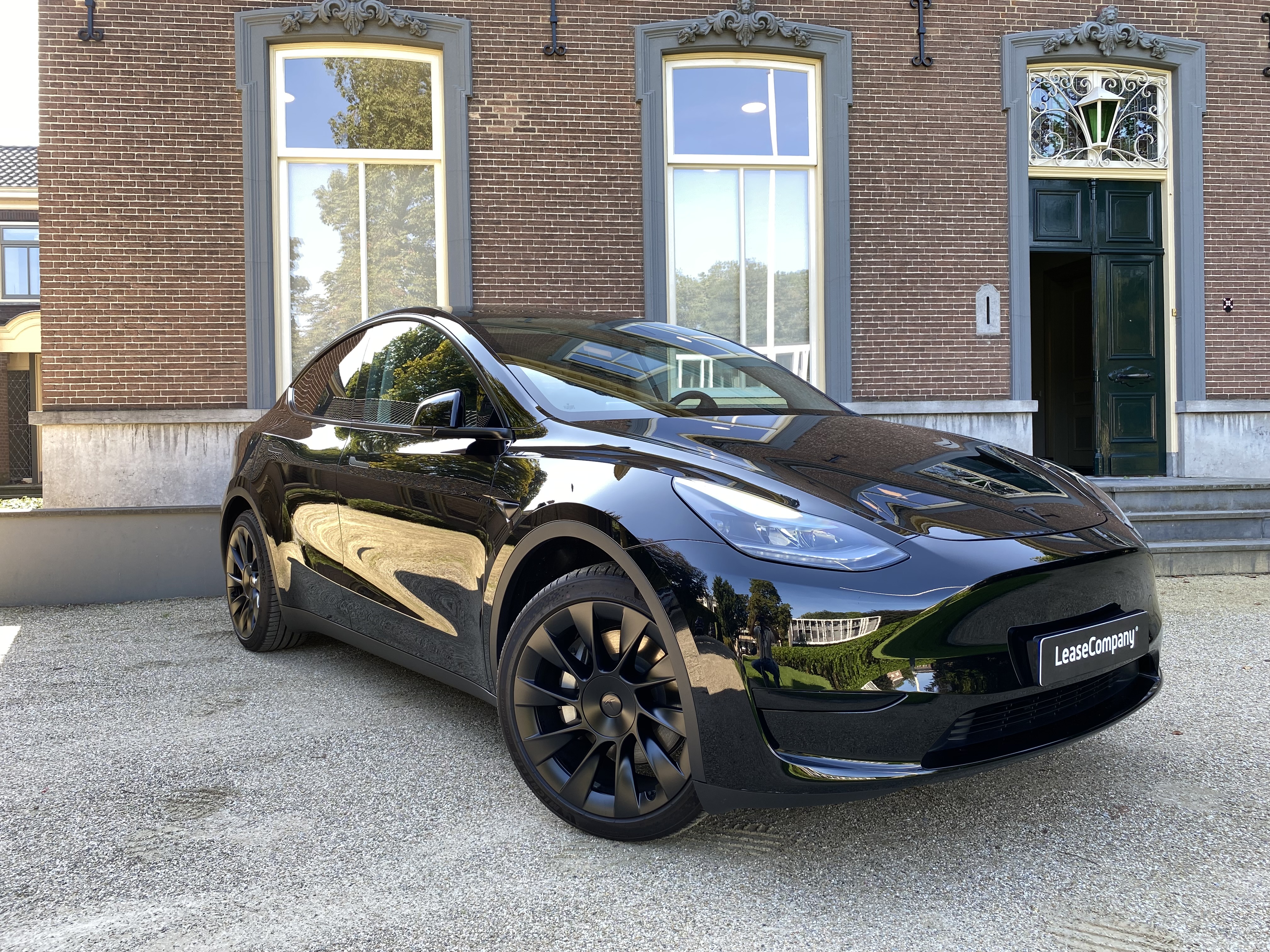 Tesla Model Y Standard Range RWD foto 2