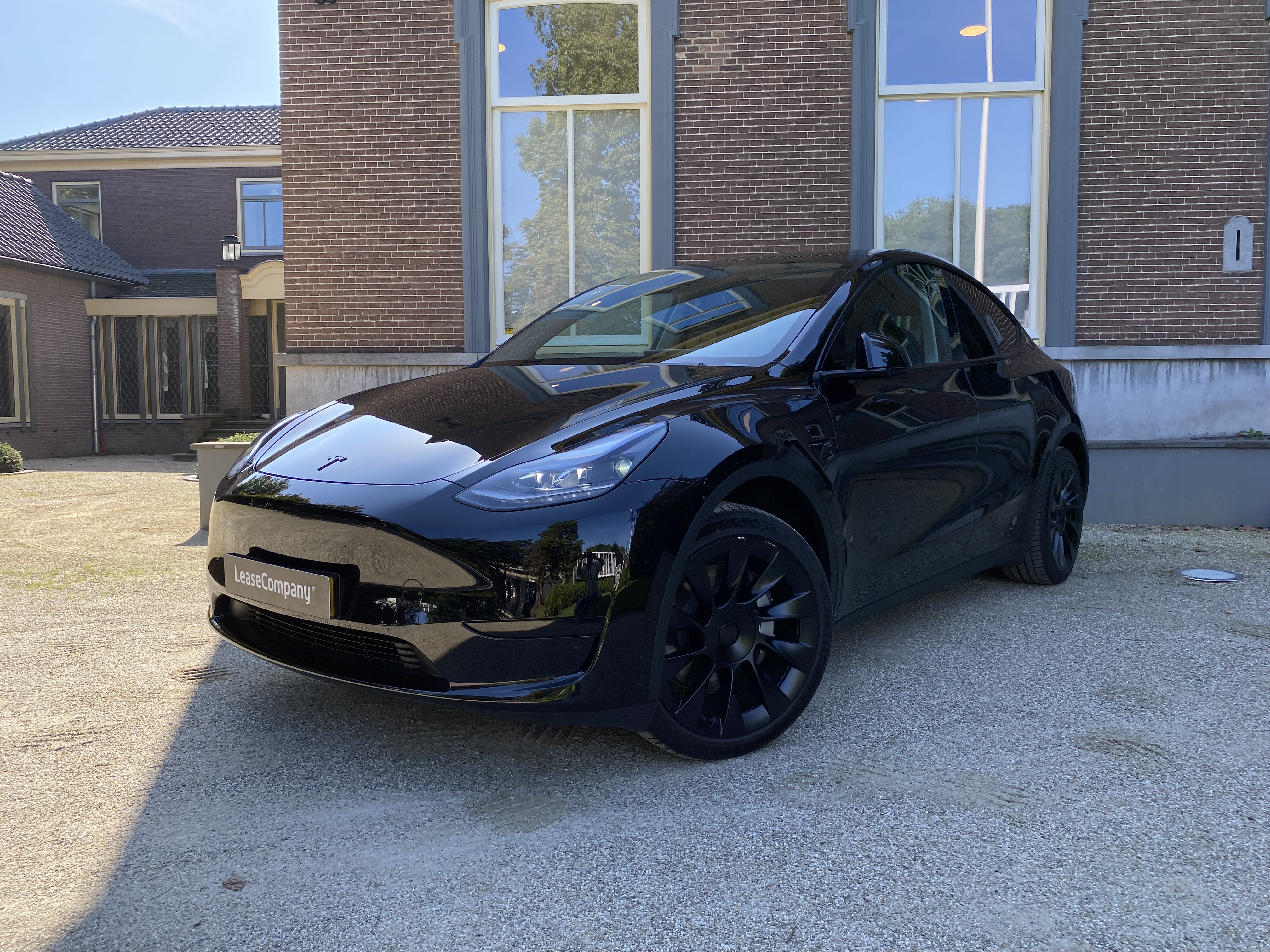 Tesla model Y RWD hoofdafbeelding
