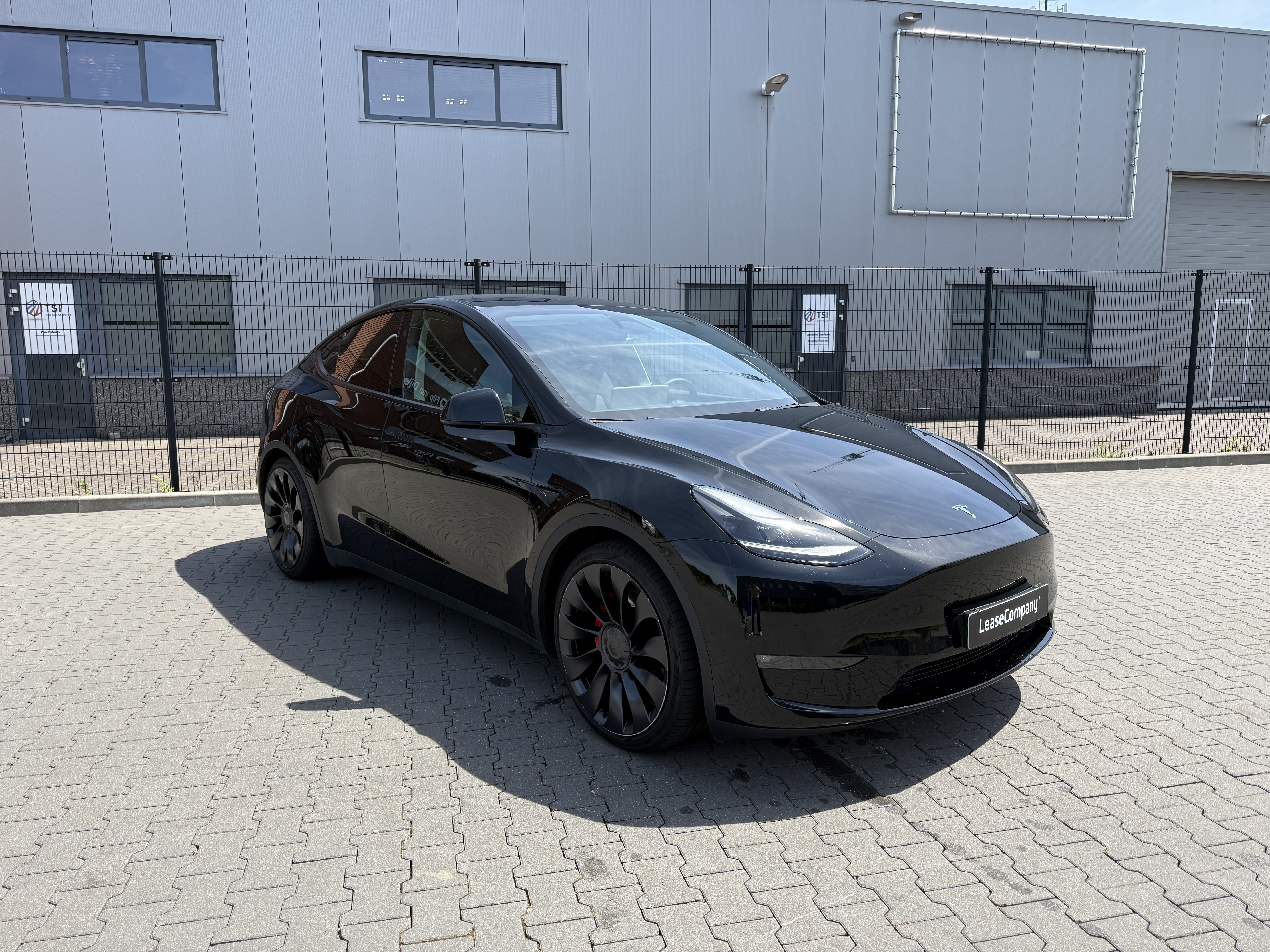 Tesla model Y AWD Dual Motor Performance | €2.000 Overnamebonus foto 1