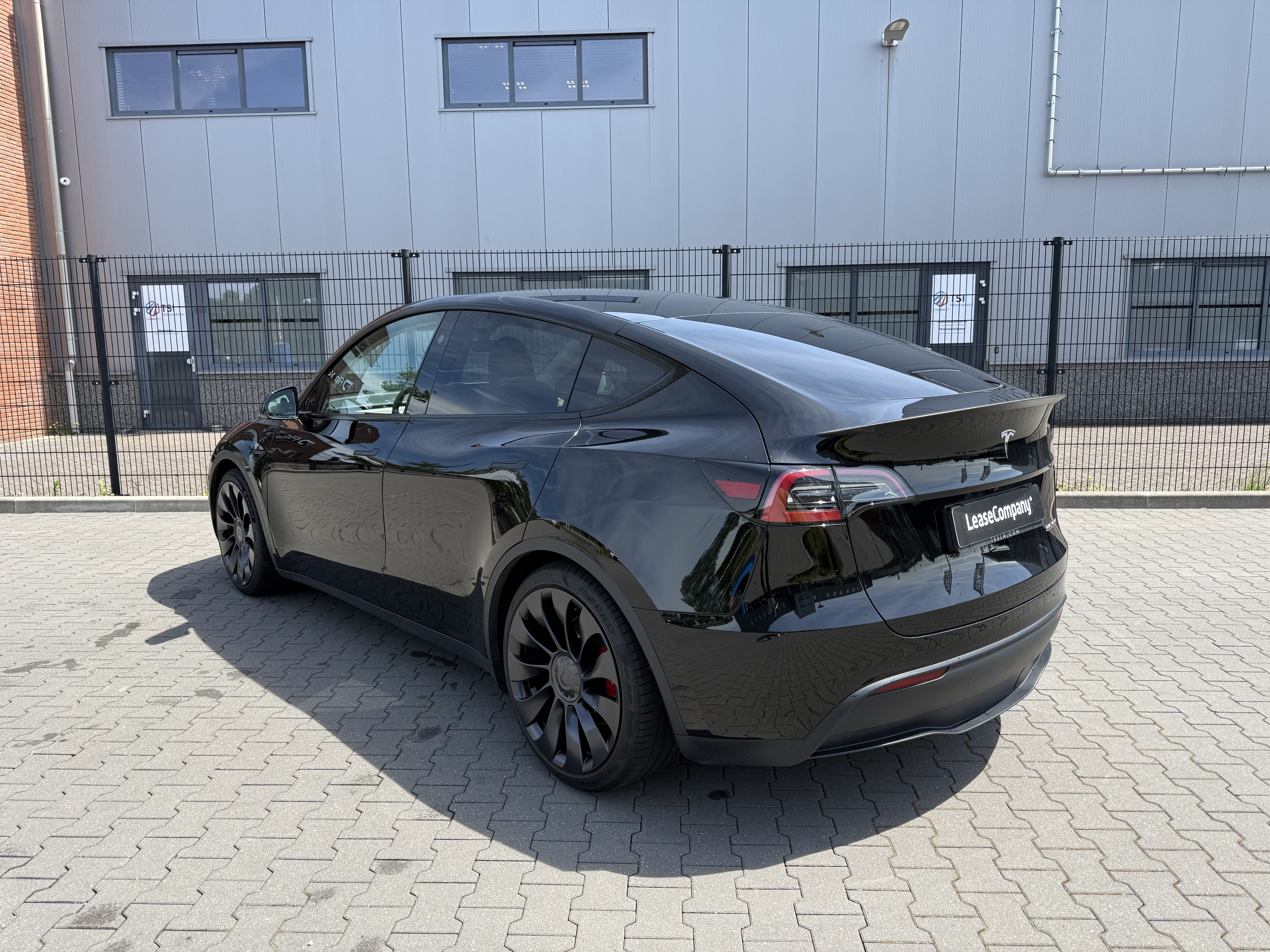 Tesla model Y AWD Dual Motor Performance | €2.000 Overnamebonus foto 2