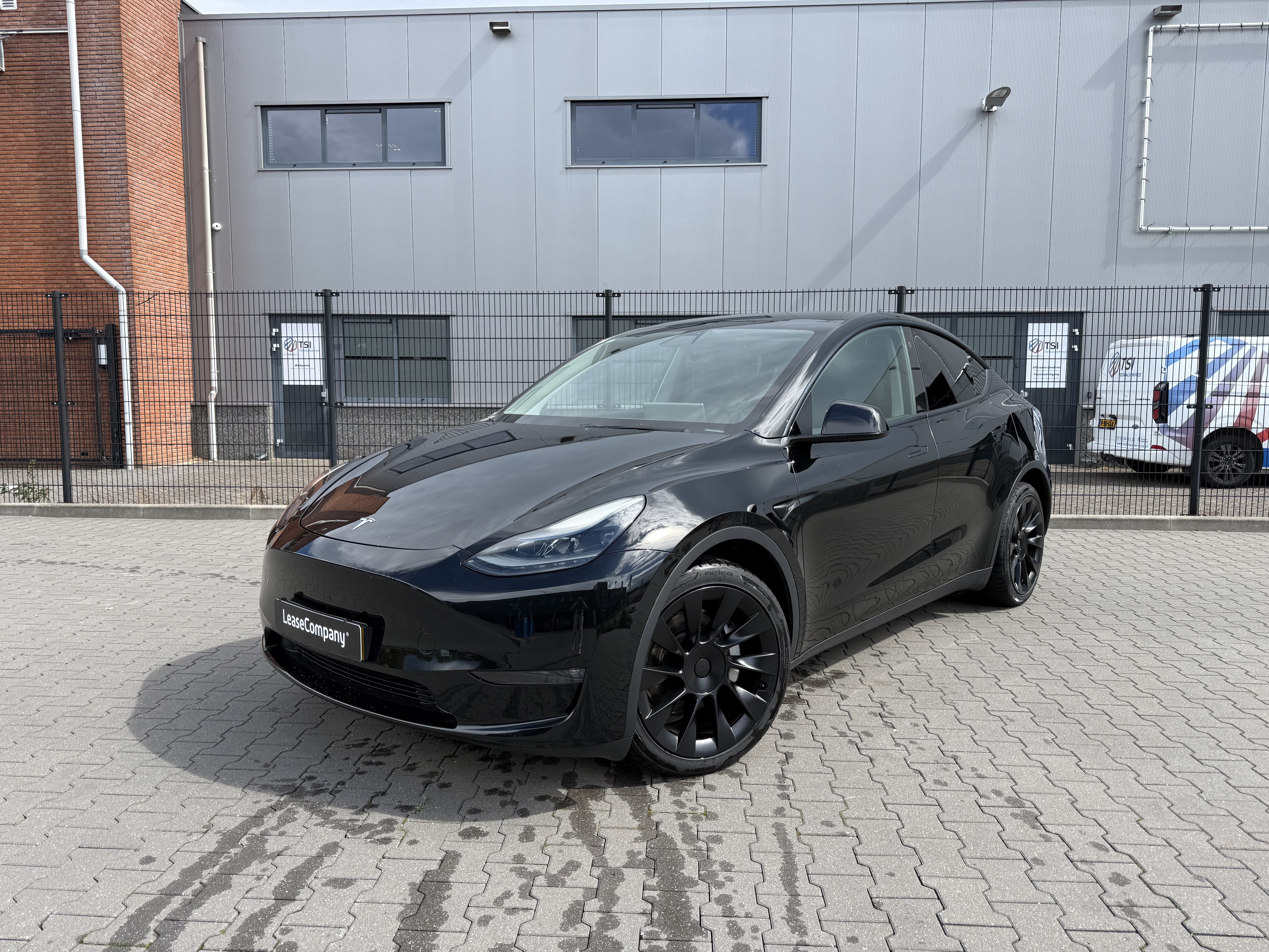 Tesla model Y Long Range AWD  hoofdafbeelding