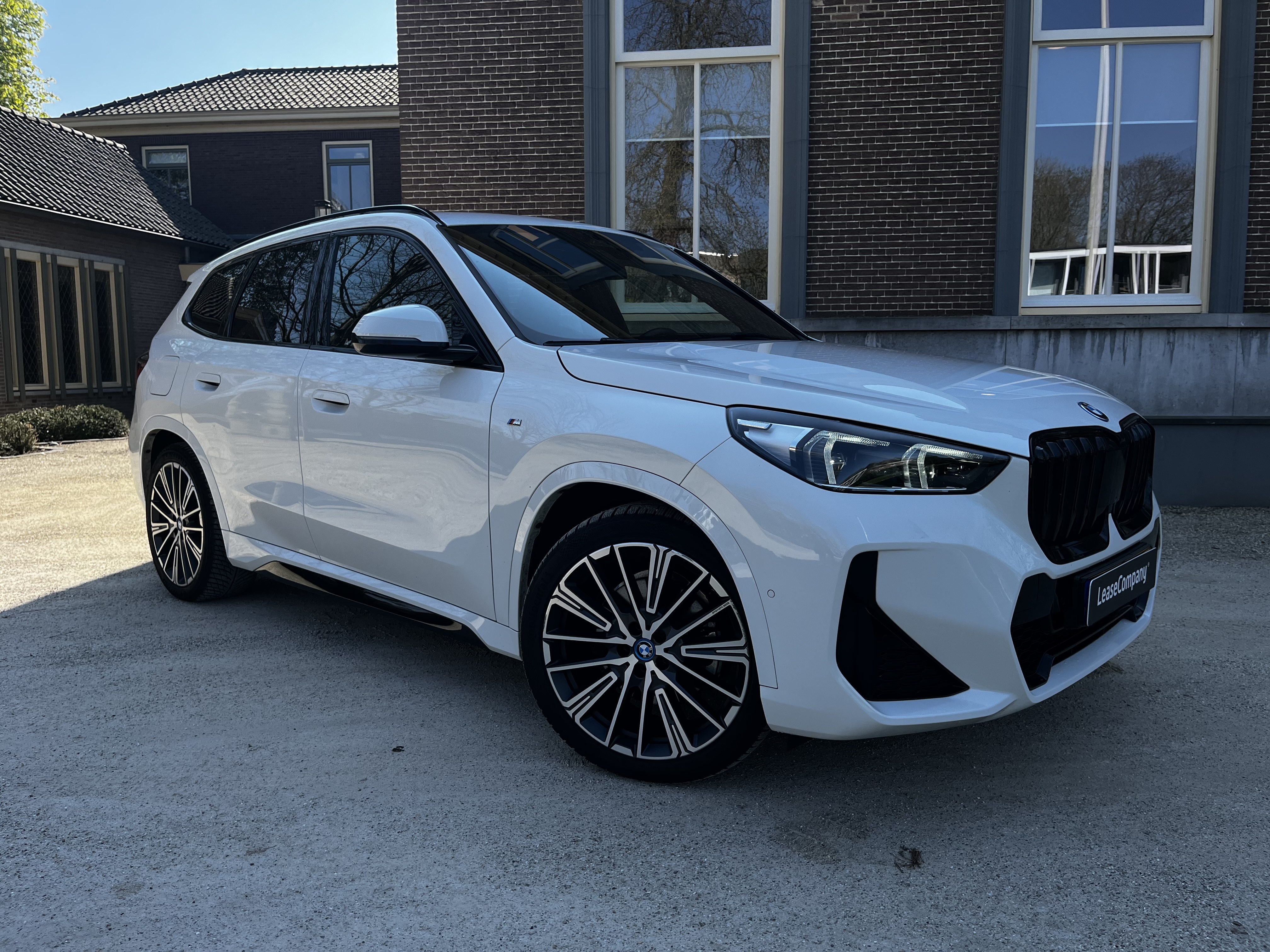 BMW iX1 xDrive30 Launch Edition foto 2