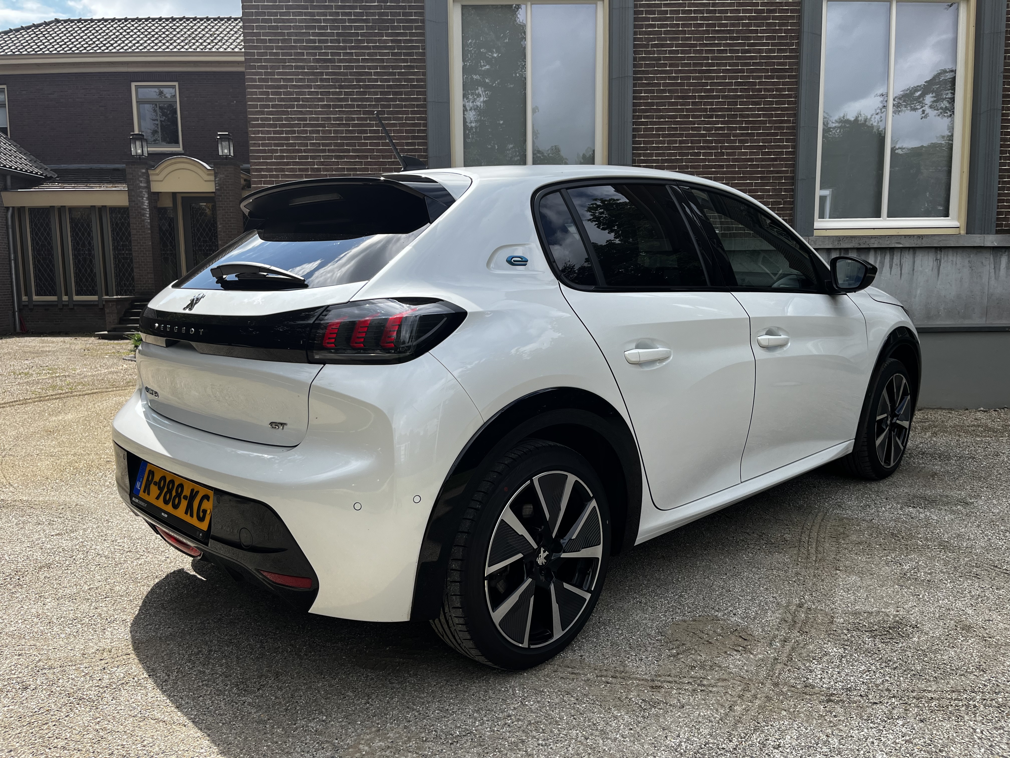 Peugeot e-208 100kW / 50kWh GT Pack foto 4