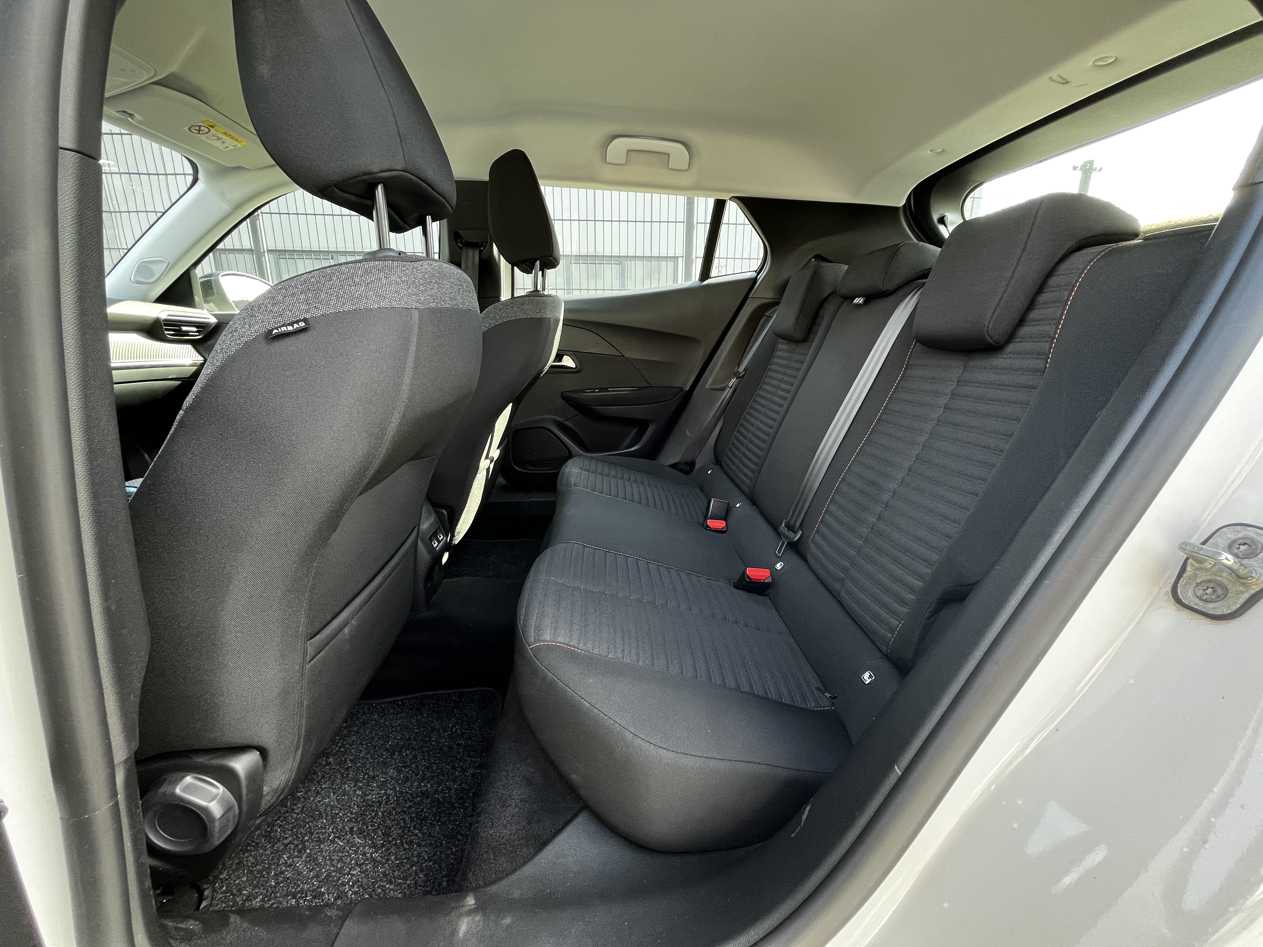 Peugeot e-2008 100kW/ 50kWh Active Pack foto 8