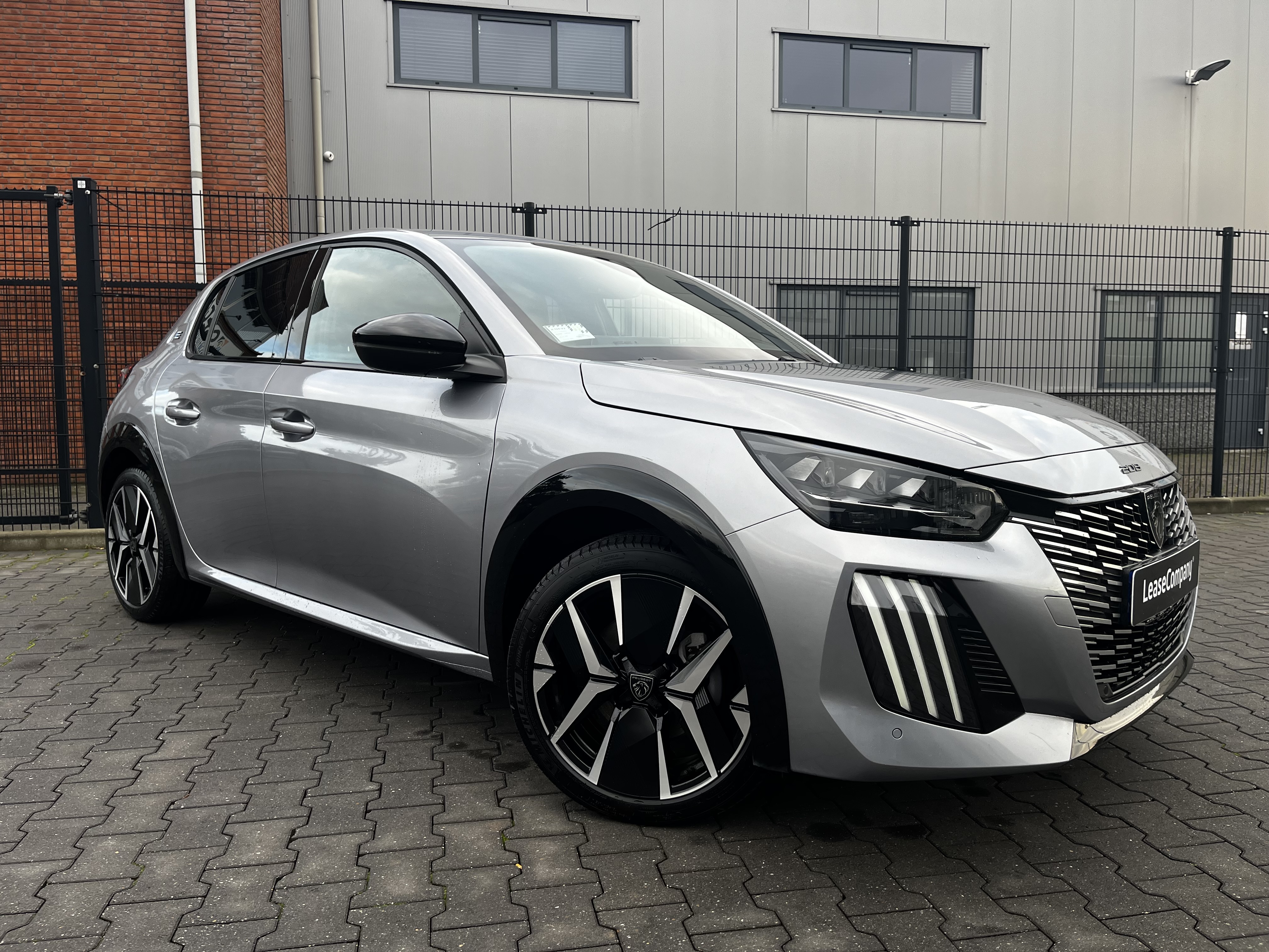 Peugeot e-208 115kW/ 51kWh GT foto 2