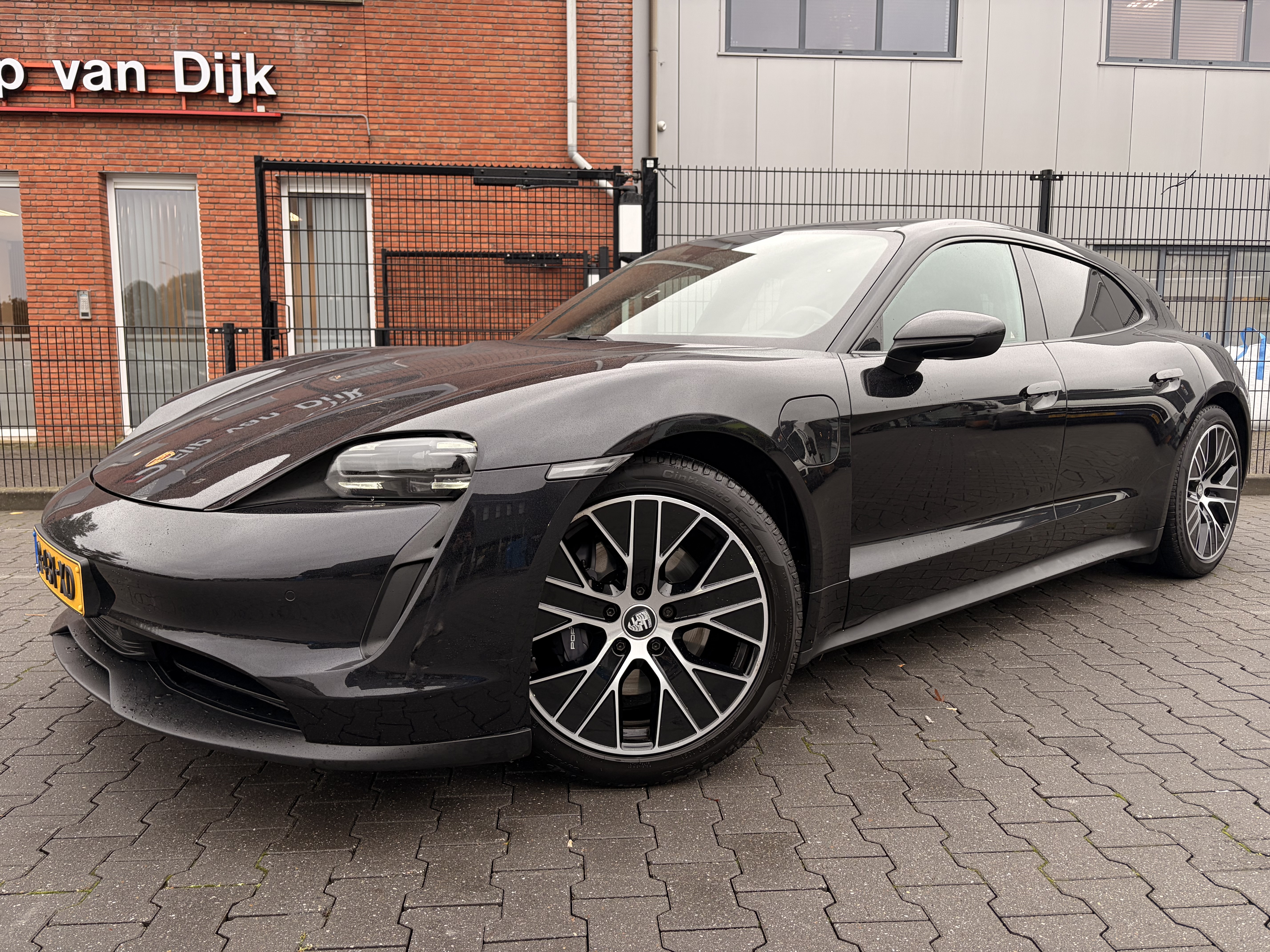 Porsche Taycan 300KW/ 79KWH Sport Turismo