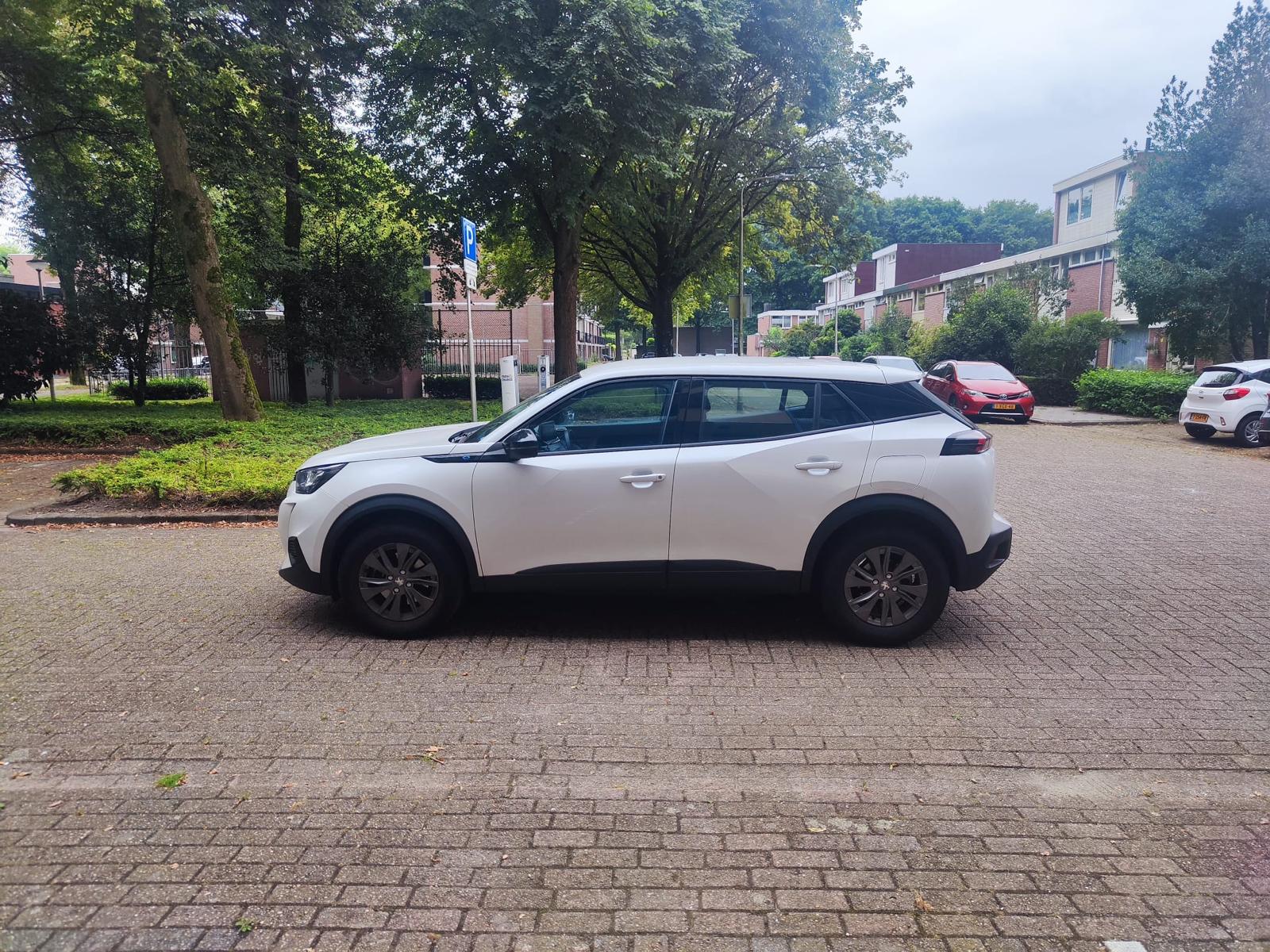 Peugeot e-2008 100kW/ 50kWh Active Pack foto 3