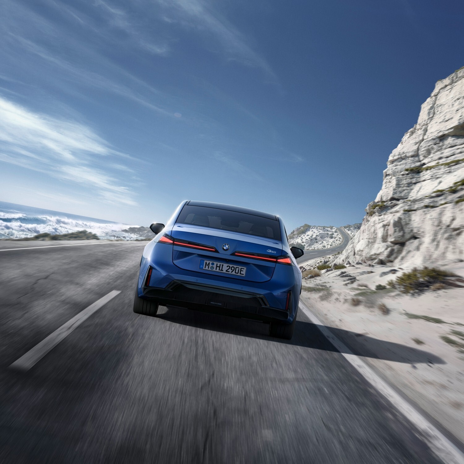 BMW i3 onderweg vanaf de achterzijde